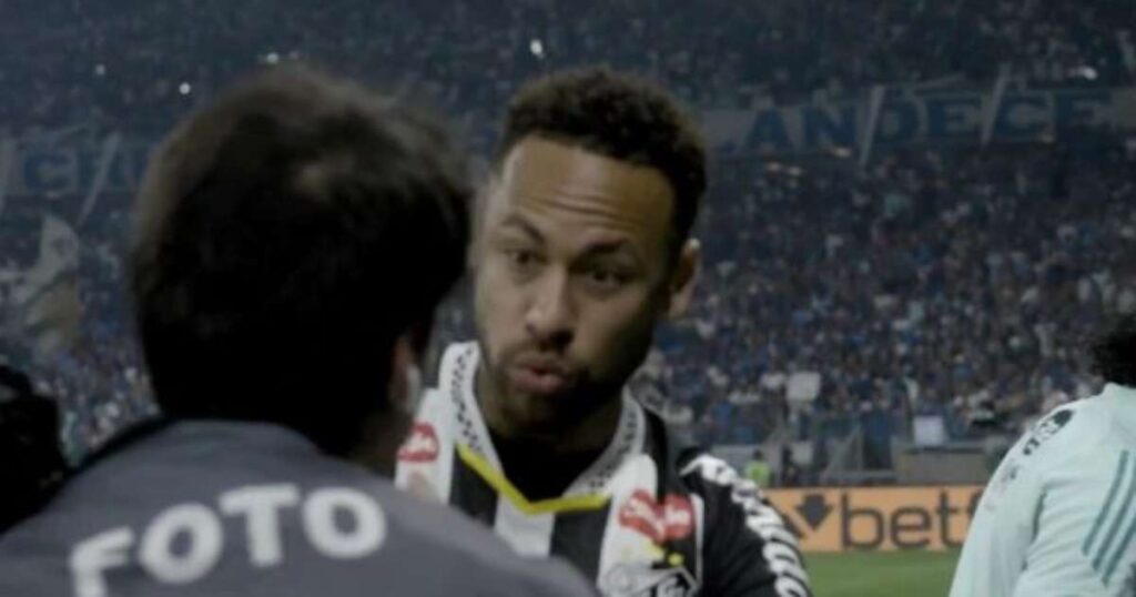 Fotógrafo tromba com Neymar e acaba expulso do jogo Cruzeiro x Santos