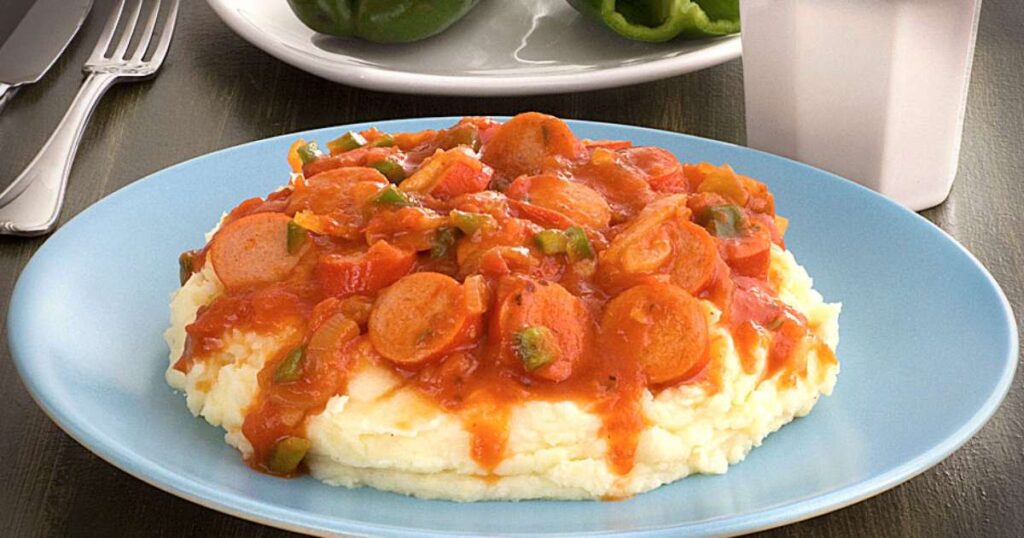 Purê de batata com molho de salsicha para um almoço rápido