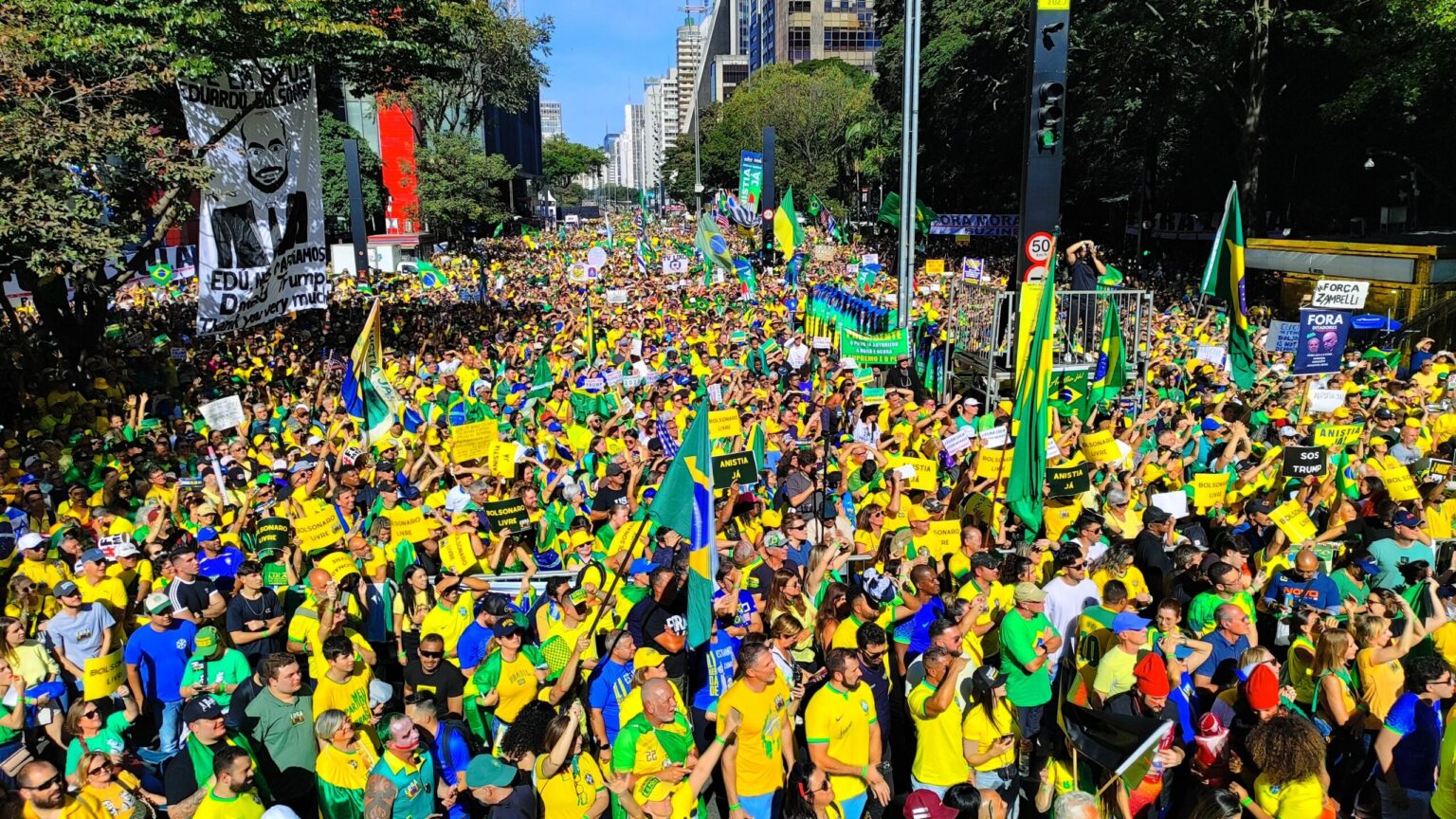 Atos pelo Brasil reúnem milhares pelo impeachment de Moraes