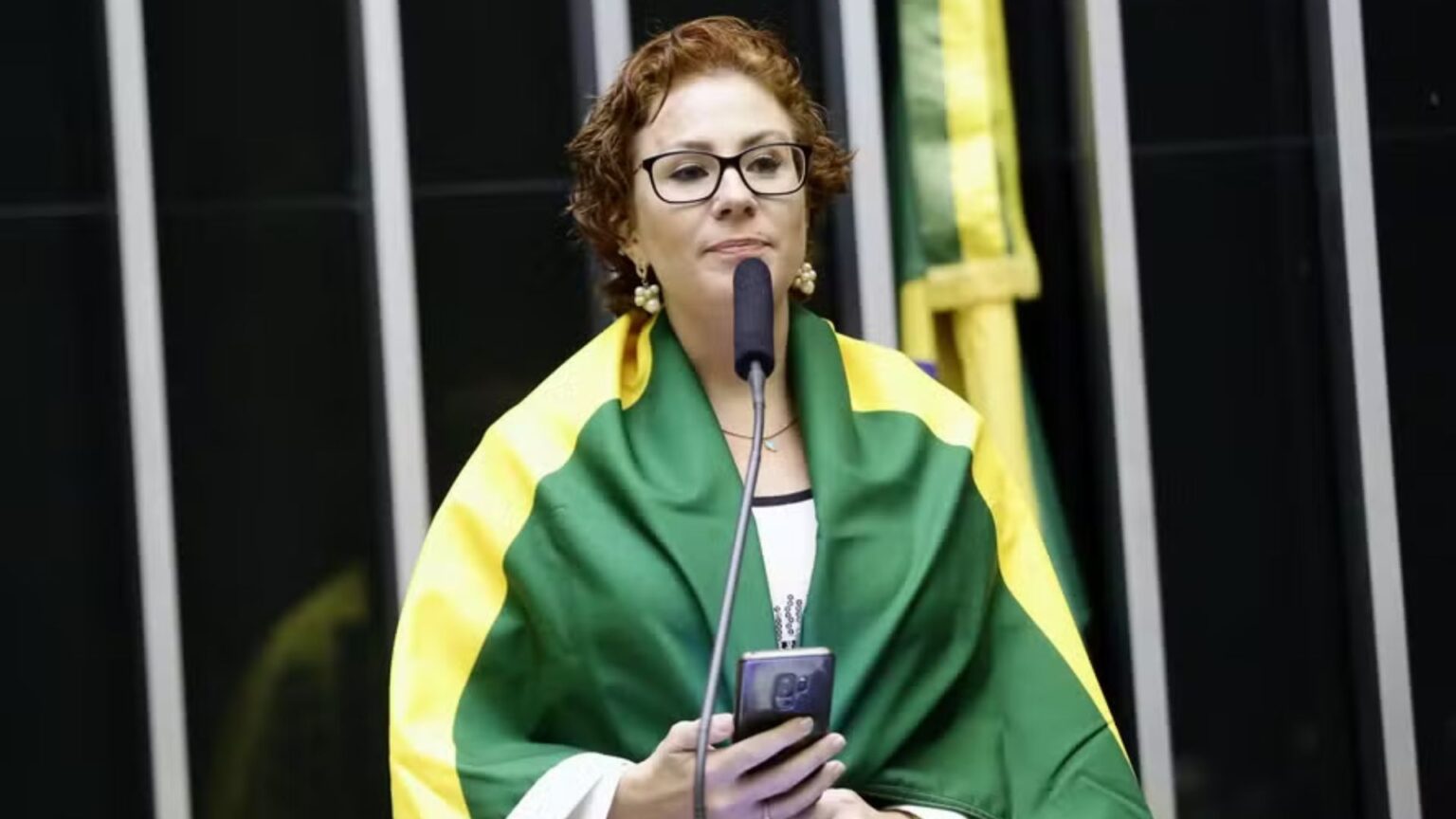 Liberdade de Carla Zambelli será decidida no dia 16, diz advogado