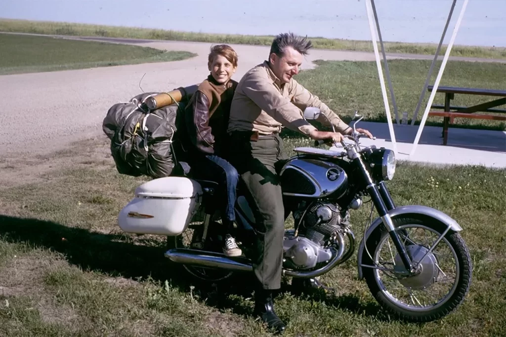 Há meio século, um homem pôs o filho na garupa da moto, cruzou os Estados Unidos e mudou a história da filosofia