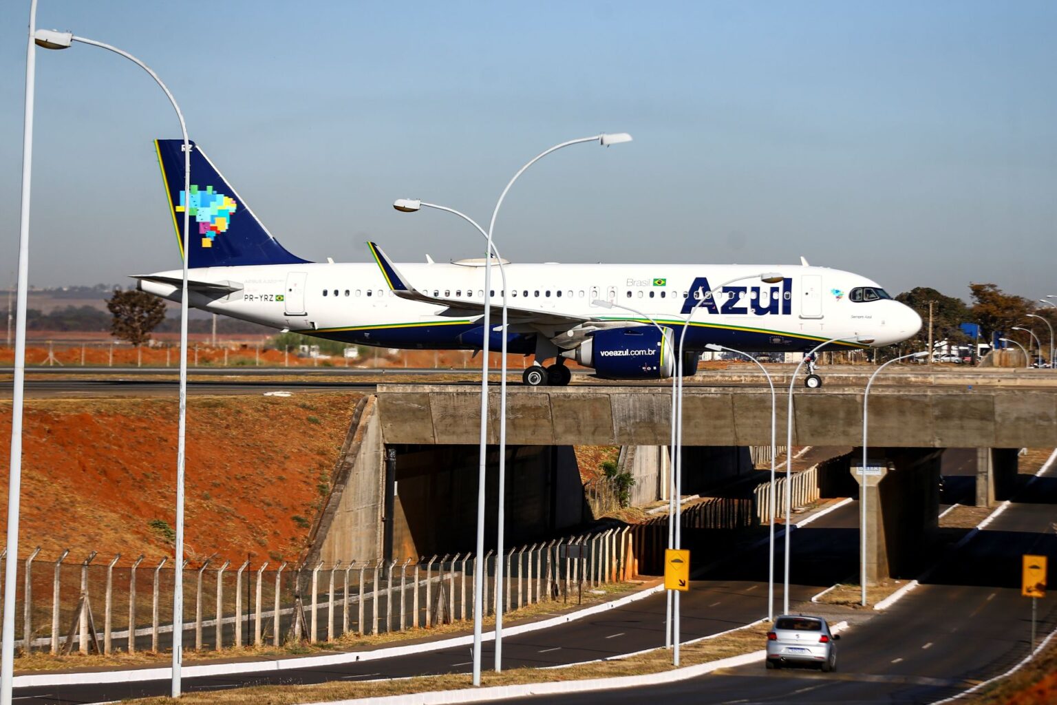 Avião faz pouso de emergência no DF após ameaça de bomba