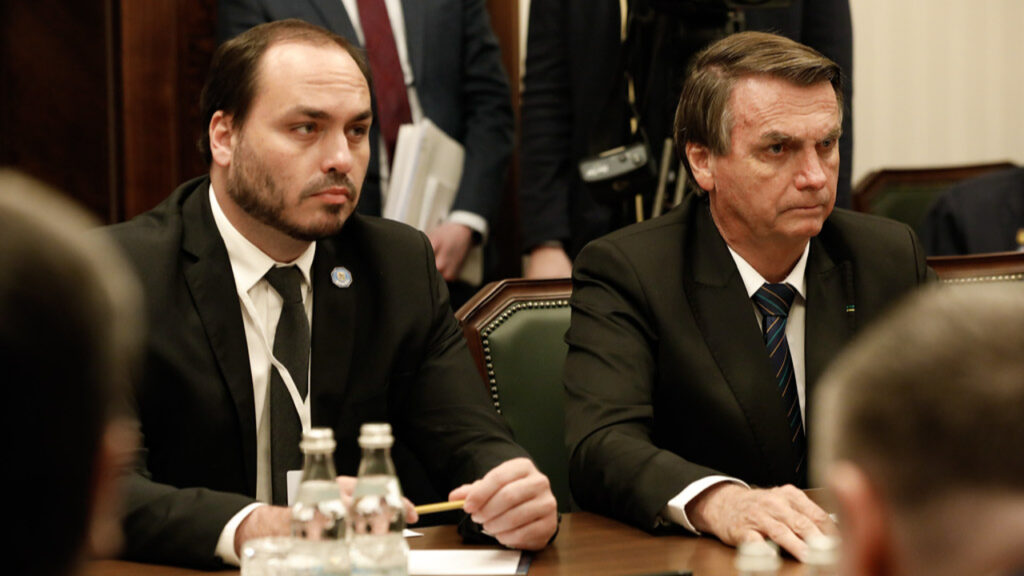 Carlos Bolsonaro é internado após prisão domiciliar do pai