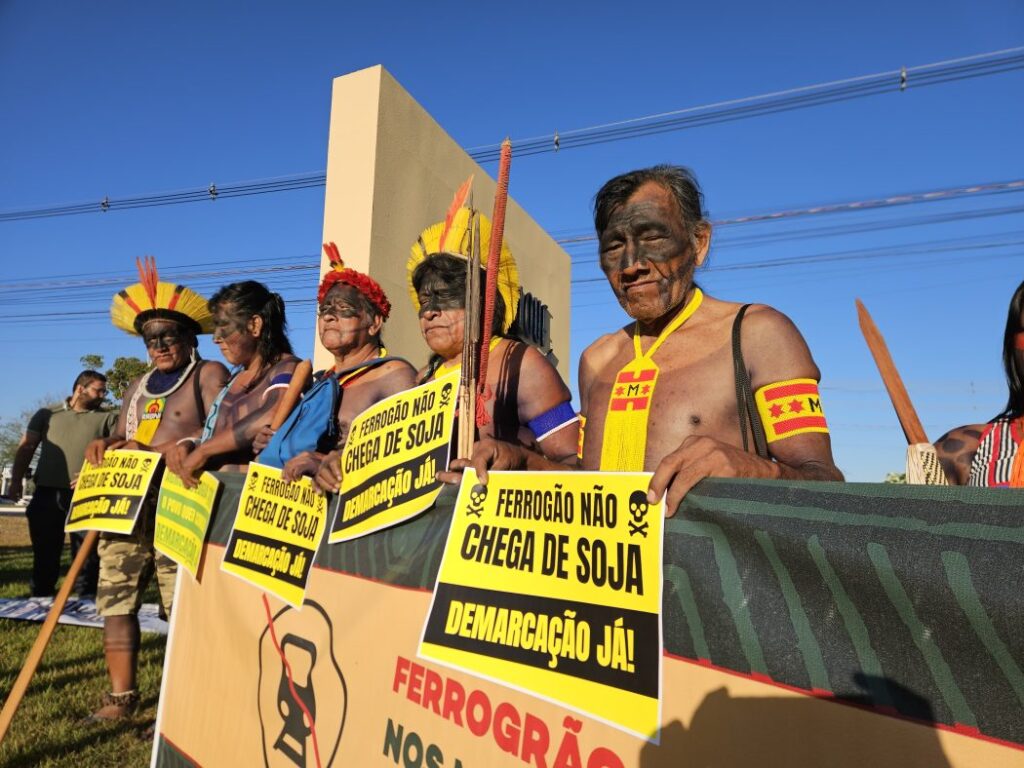 Indígenas e movimentos sociais protestam em Cuiabá contra marco temporal, Ferrogrão e evento que questiona demarcações
