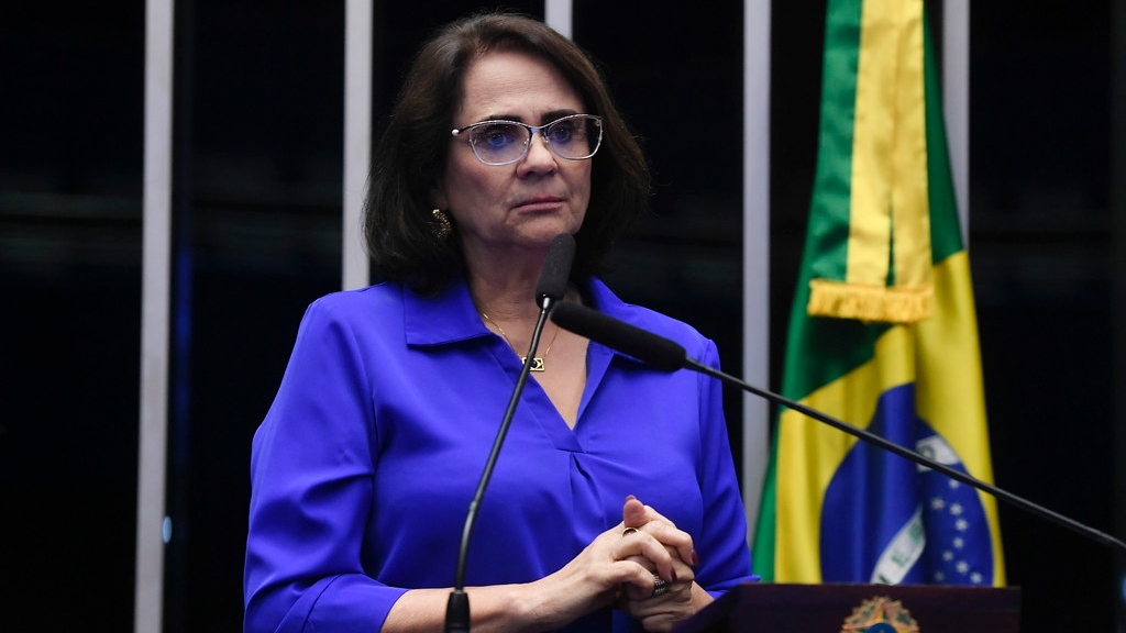 Damares pede desculpas ao PT e Gleisi sobre críticas a Moraes