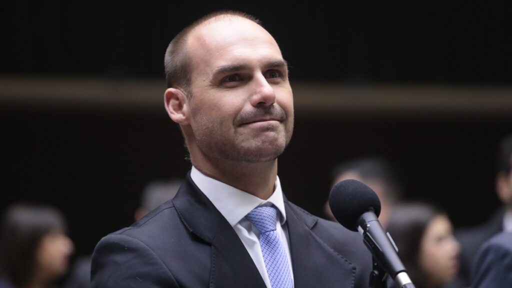 maioria dos brasileiros vê Eduardo atuando por interesses da família