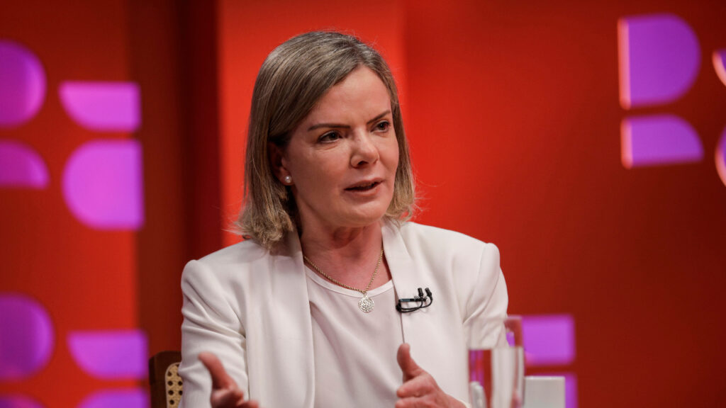 Gleisi Hoffmann rebate críticas de União Brasil e PP sobre sanções