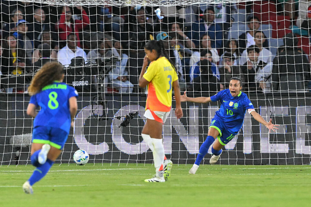 Marta brilha no fim, Brasil supera Colmbia nos pnaltis e mantm majestade sul-americana