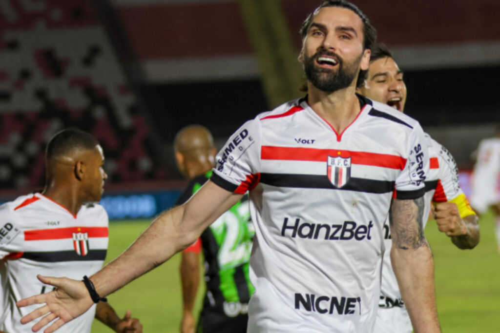 Lo Gamalho estreia com dois gols e garante vitria do Botafogo sobre o Amrica