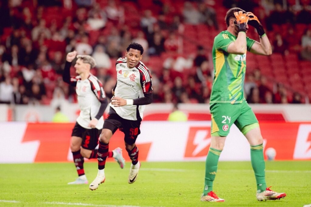 Flamengo domina o Inter no Beira-Rio e vence para manter liderana isolada