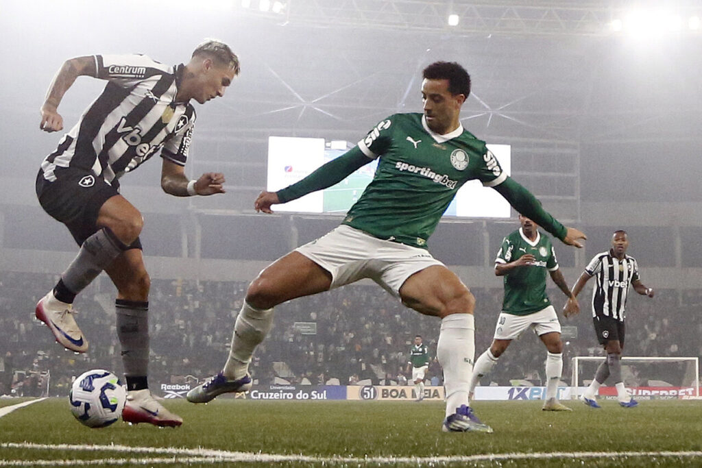 Palmeiras supera o Botafogo no Rio e assume segundo lugar do Brasileiro