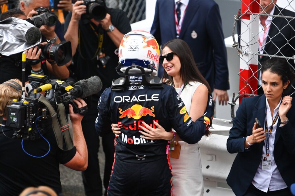 Em meio a má fase na F1, Verstappen destaca foco na família