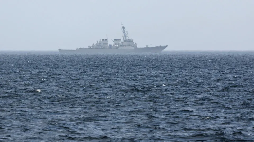 Estados Unidos enviam navios de guerra a águas da Venezuela e usarão ‘toda a força’ contra Maduro