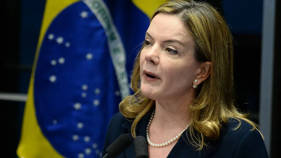 Gleisi rebate Tarcísio e diz que Lula não deve dar soberania nacional ‘de presente’ para Trump