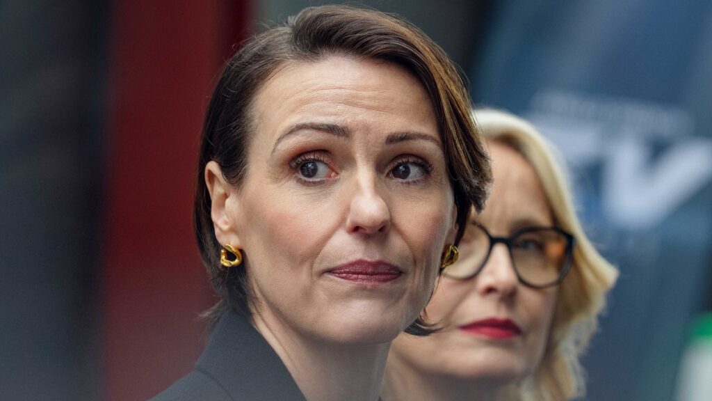 Crítica | ‘Refém’ é um enervante thriller conspiratório guiado por Julie Delpy e Suranne Jones