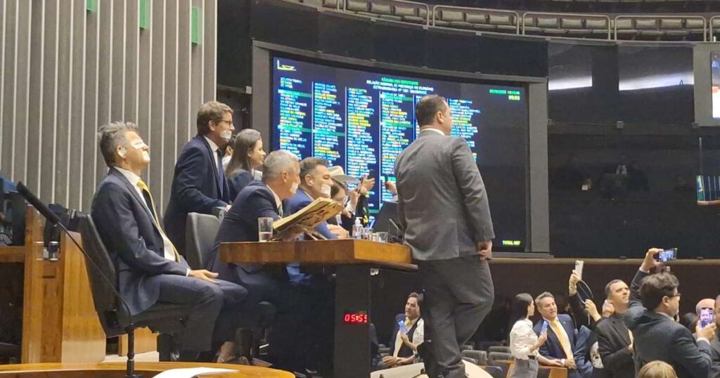 Congresso volta ao trabalho com bate-boca entre parlamentares após prisão de Bolsonaro