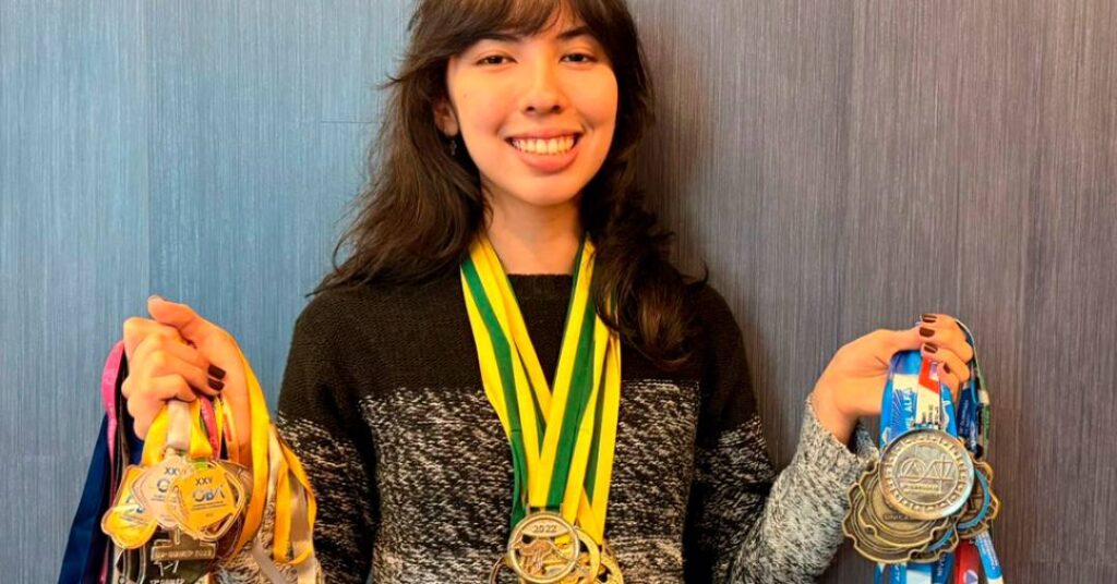Jovem de 17 anos acumula mais de 40 medalhas em olimpíadas científicas: “Quero inspirar as meninas”
