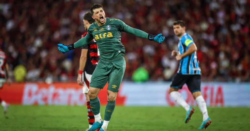 Volpi marca de pênalti e garante empate do Grêmio contra o Flamengo