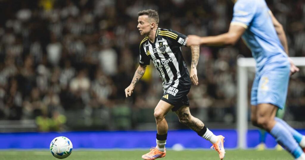Após gol da classificação na Sul-Americana, Bernard detona técnico do Atlético