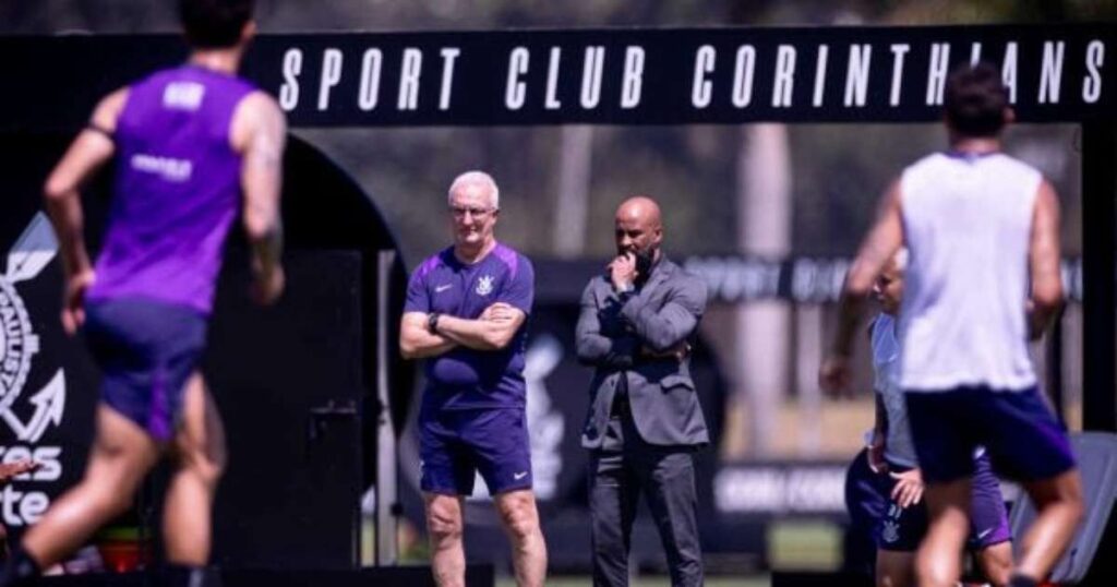 Dorival comanda treinos táticos no Corinthians de olho no duelo da Copa do Brasil