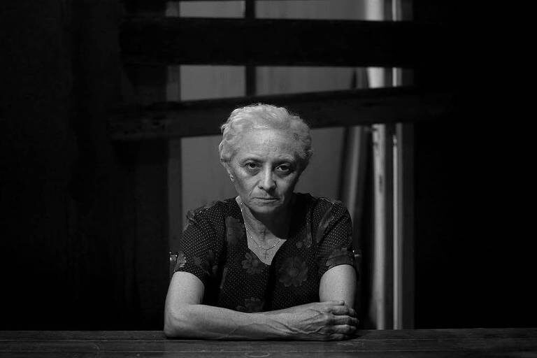 Crítica | A Praia do Fim do Mundo – Petrus Cariry Constrói Melancólico Abandono Afetivo em Filme Preto e Branco