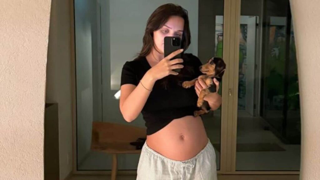 Grávida de Zuza, Rafa Kalimann exibe barrigão em clique com pet