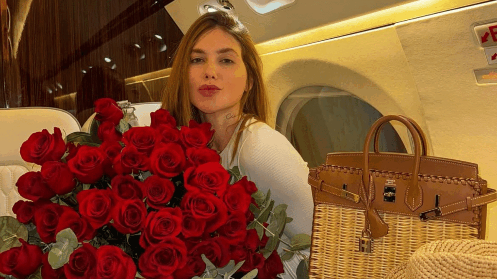 Virginia Fonseca recebe buquê de flores após viagem com Vini Jr.