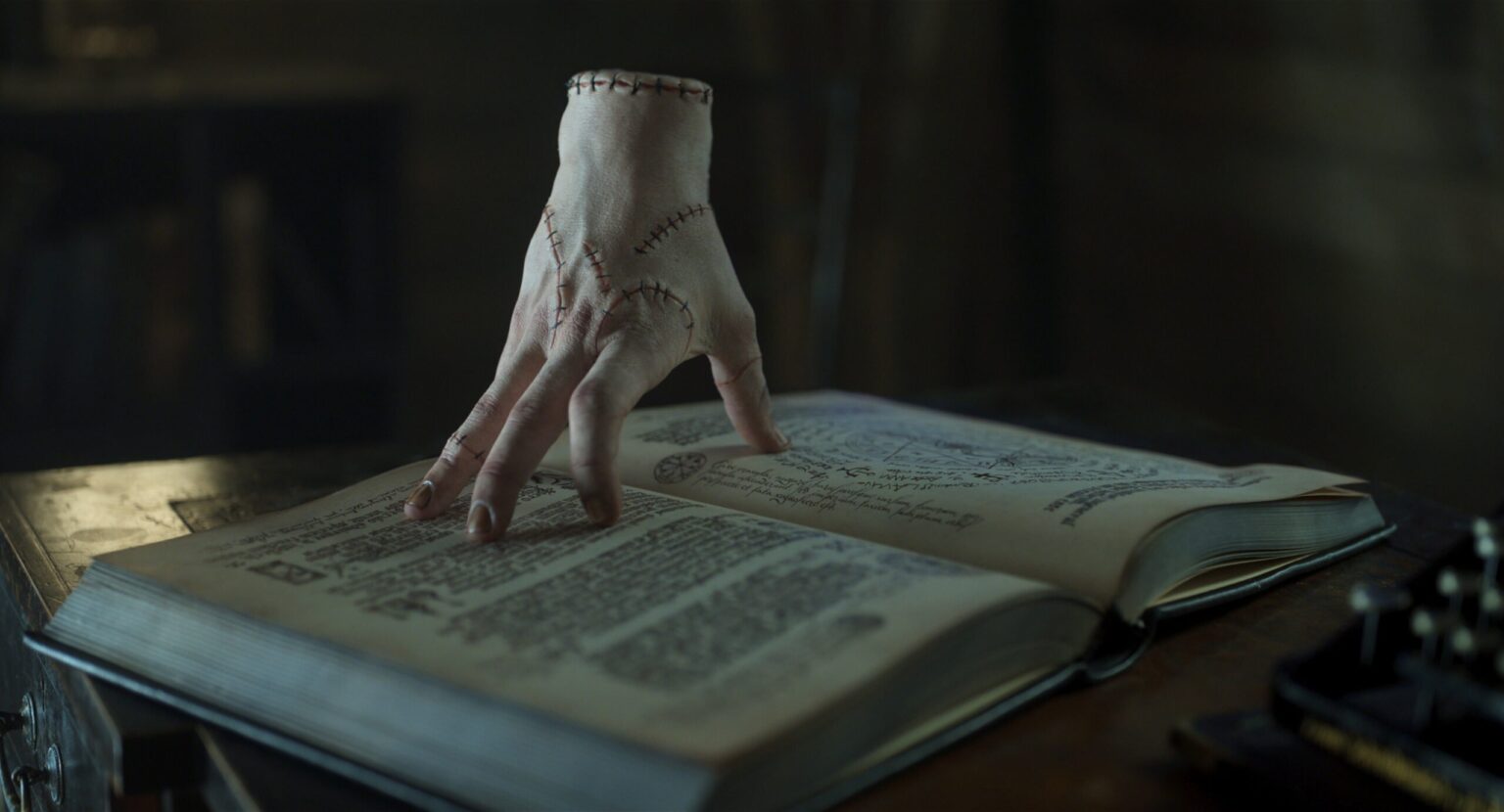 ‘Wandinha’: Showrunners explicam decisão de explorar o passado de icônico membro da Família Addams