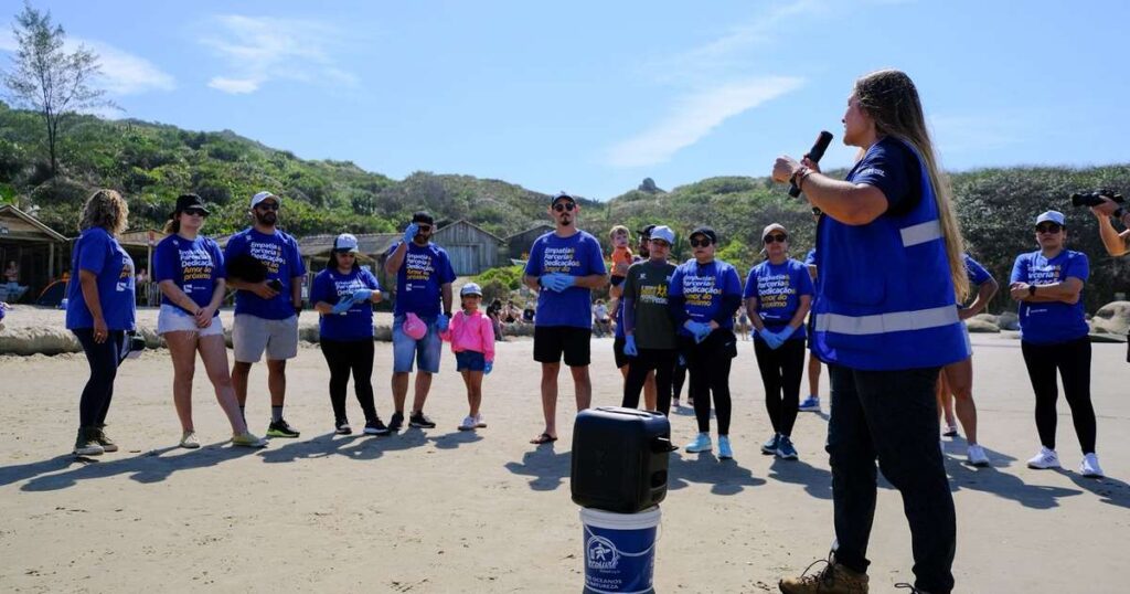 Mais de 30 kg de lixo recolhidos na Praia da Vila