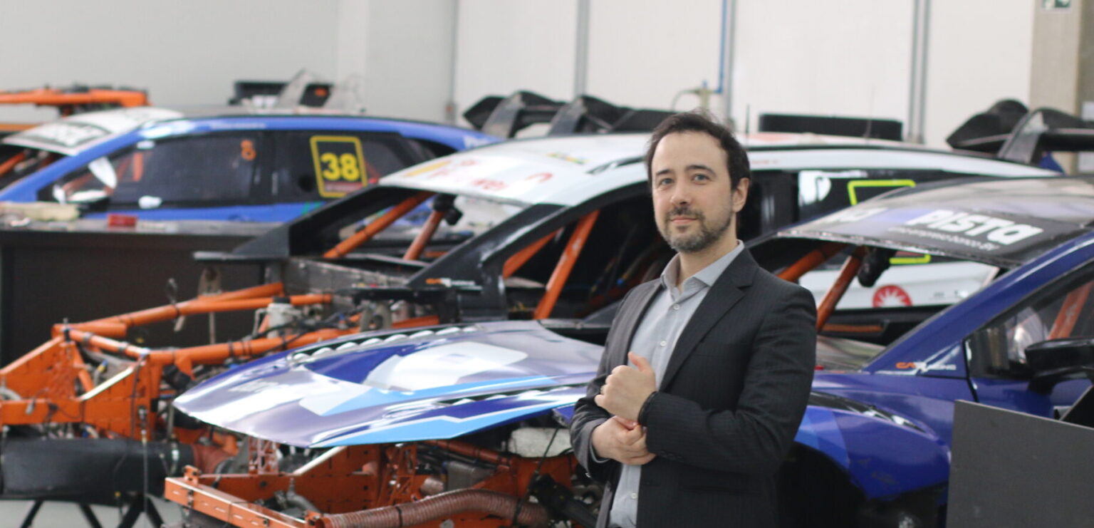 Sterling Car Racing anuncia parceria com projetista para ações na Stock Car Samir Selman Jr. em área de preparação de carros da Sterling Car Racing.