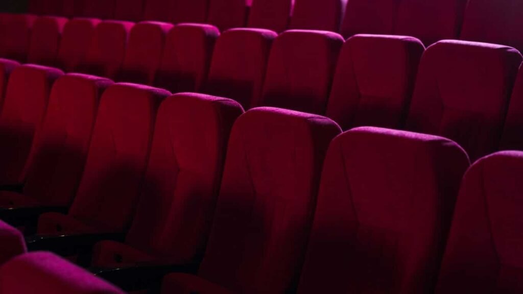 Enem 2025: TikTok promoverá aulões gratuitos em salas de cinema