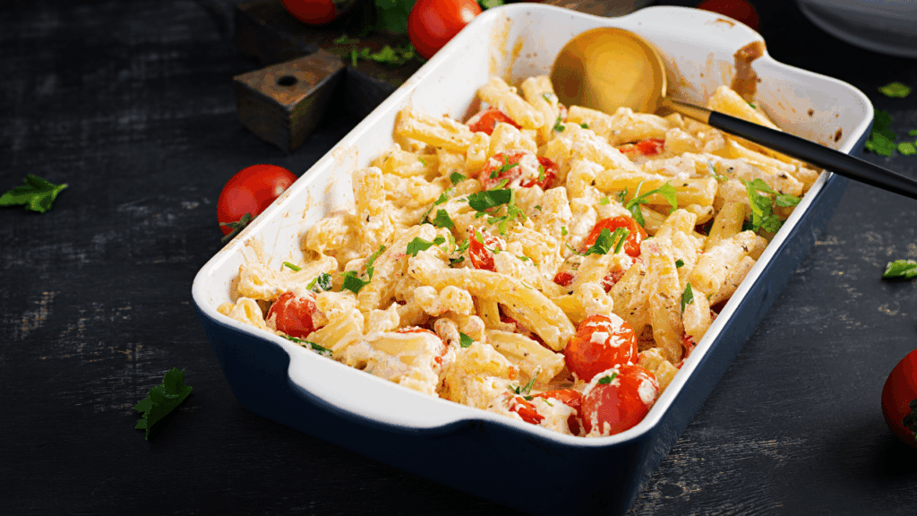 Macarrão de forno com frango: receita prática para resolver o jantar