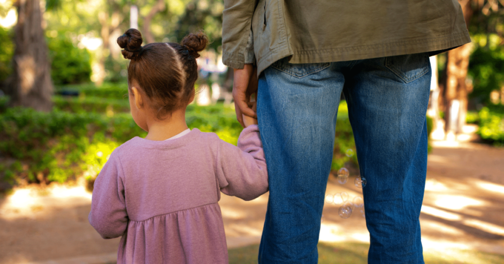 Quando o apego ansioso começa a aparecer e o que isso revela sobre o vínculo com seu filho – Pais e Filhos