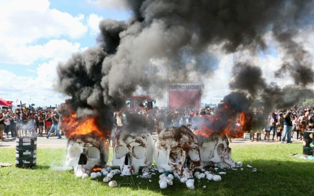 Indígenas marcham em Brasília e cobram de Lula avanços nas demarcações, nesta quinta-feira (9)