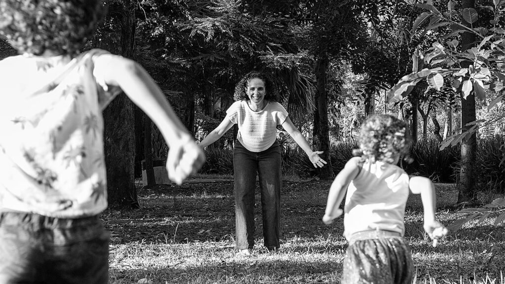 Exposição “A Praça Como Território de Vínculo” destaca o brincar ao ar livre em SP