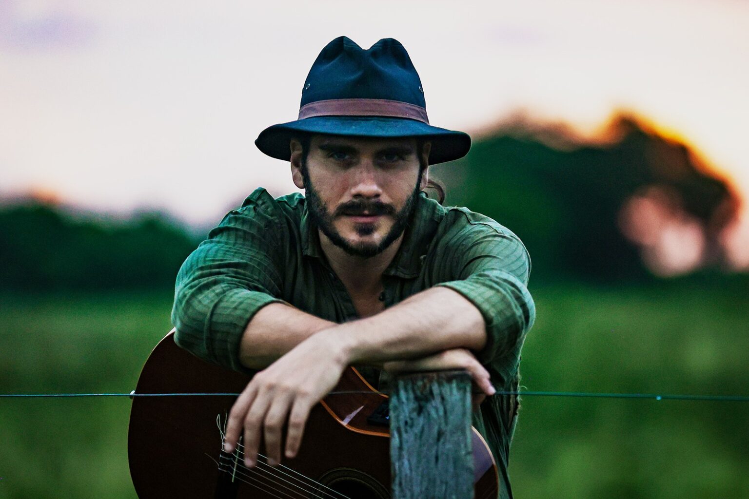 Gabriel Sater canta sucesso caipira de 1931, em feat com Jackson Antunes, no álbum autoral ’25 anos de música’