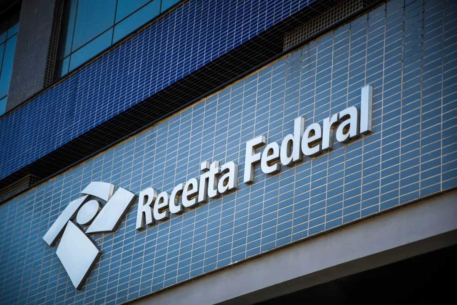 Novo leilão da Receita tem dois PS5 por R$ 853 e carros a partir de R$ 1,9 mil; veja como participar